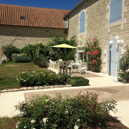 Les Clos Bleus Neuville-de-Poitou Exterior photo