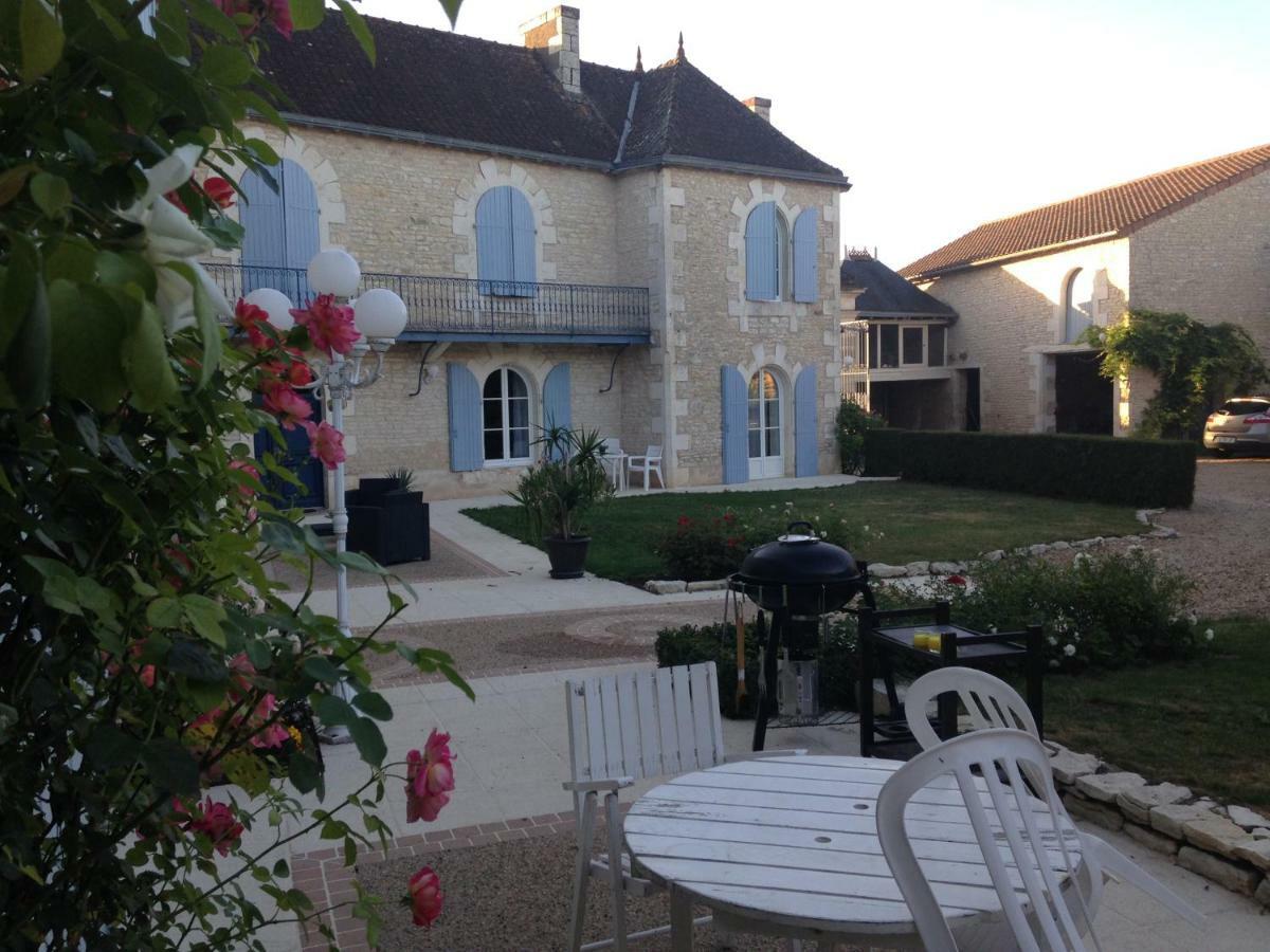 Les Clos Bleus Neuville-de-Poitou Exterior photo